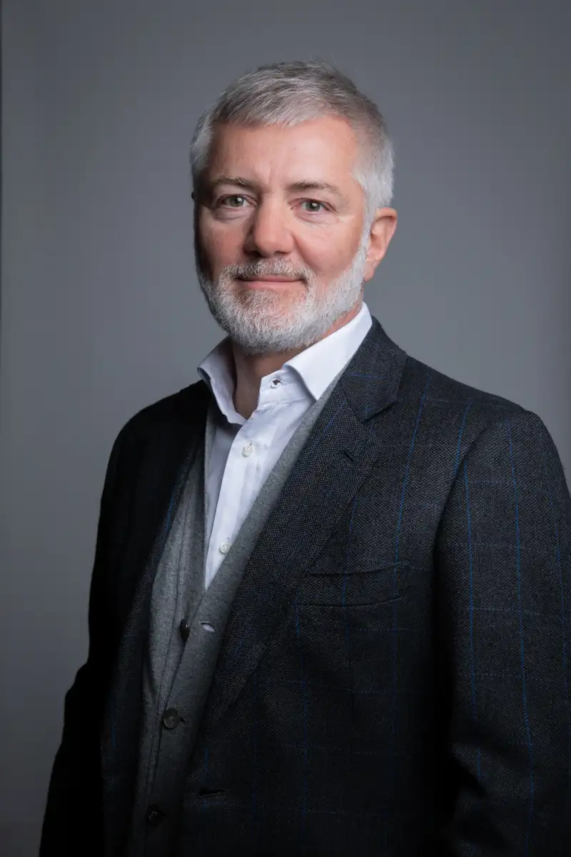 Photo portrait paris d'un patron en studio avec fond gris