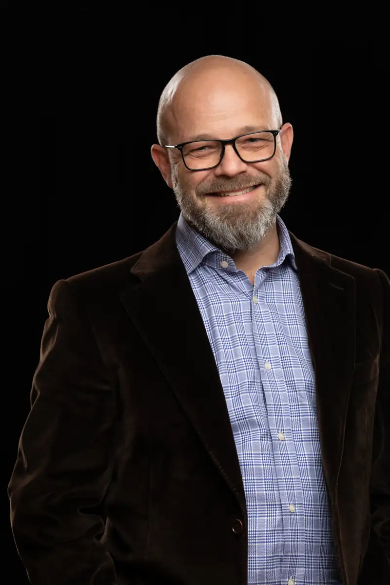 Photo portrait paris d'un patron en studio avec fond noir
