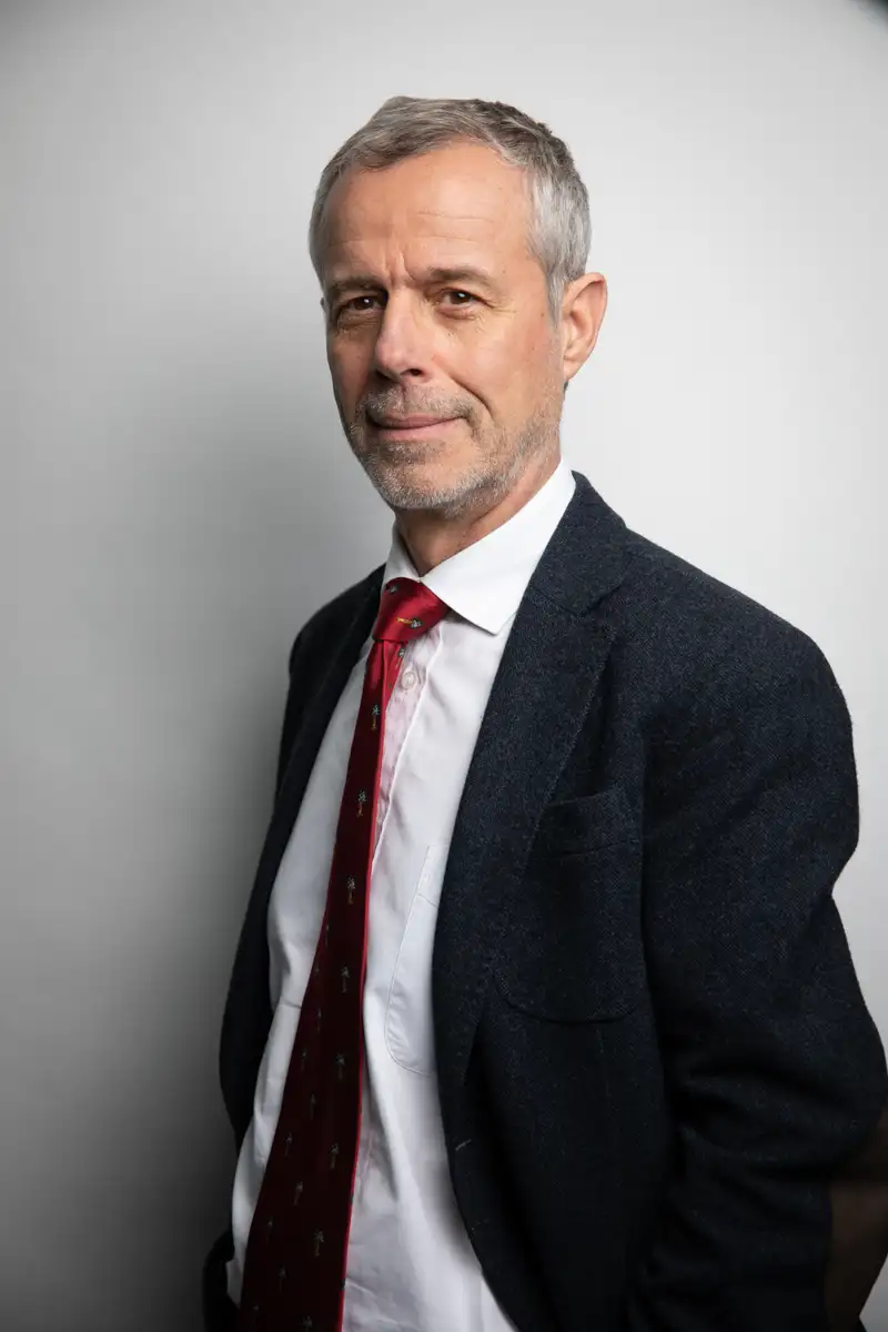 Photo portrait paris d'un patron en studio mobile