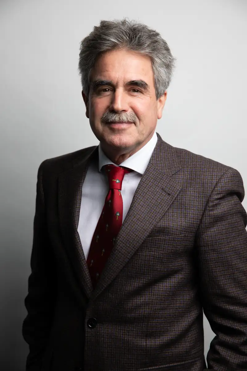 Photo portrait paris d'un patron en studio mobile