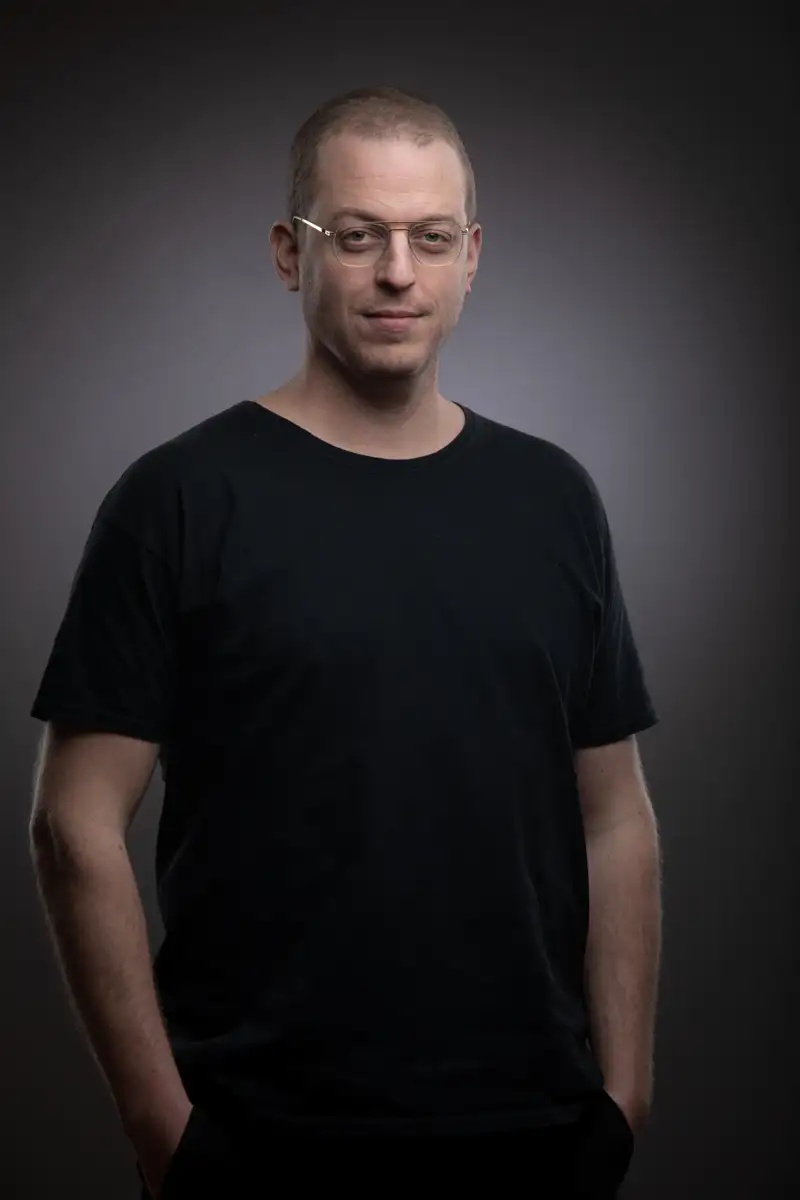 Photo portrait paris d'un homme détendu en studio