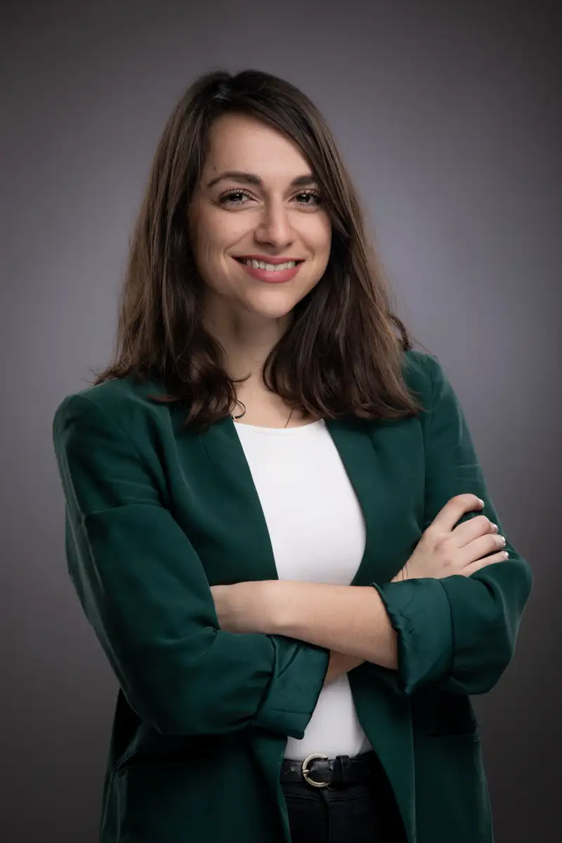 Photo portrait paris d'une jeune femme en studio avec une veste verte